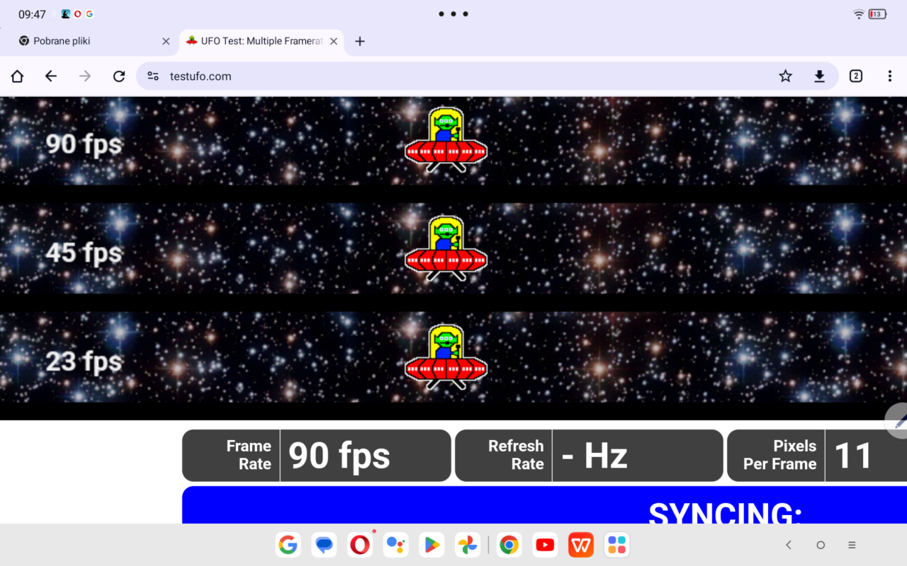 Test prędkości przesuwania się obrazków w formie trzech animowanych UFO na tle kosmosu w przeglądarce internetowej, z oznaczonymi wartościami FPS (klatek na sekundę) dla każdego z nich: 90, 45 i 23. Na dole ekranu wyświetlacz synchronizacji i informacje o liczbie pikseli na klatkę.