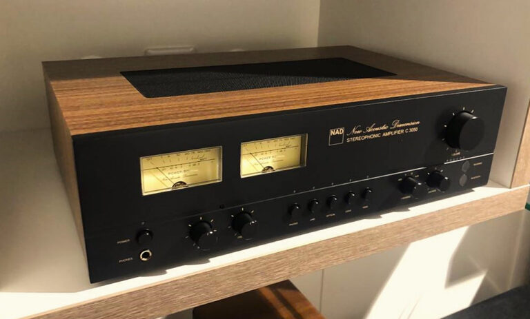 Wzmacniacz stereofoniczny NAD C-3500 umieszczony na drewnianej półce.