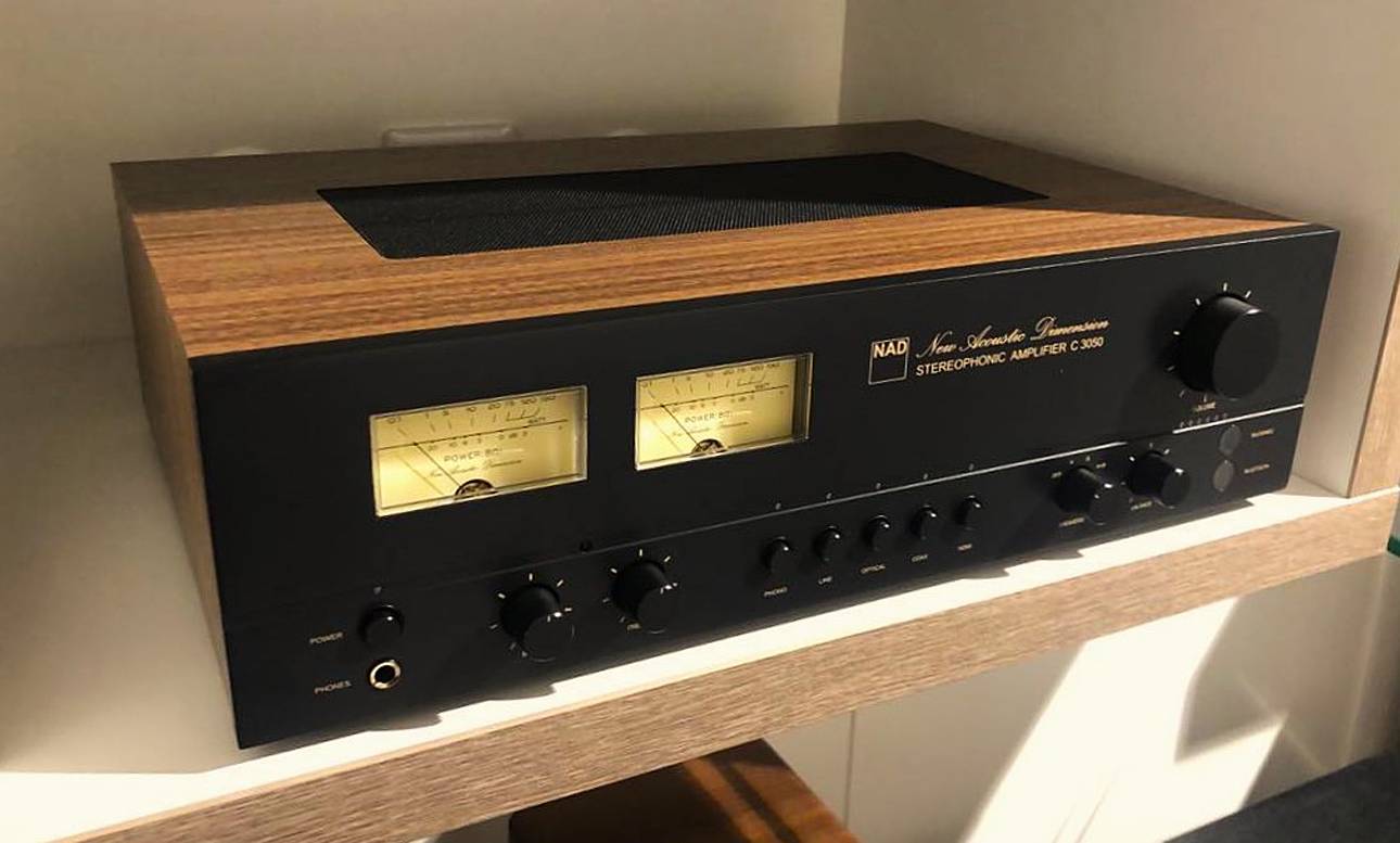 Wzmacniacz stereofoniczny NAD C-3500 umieszczony na drewnianej półce.
