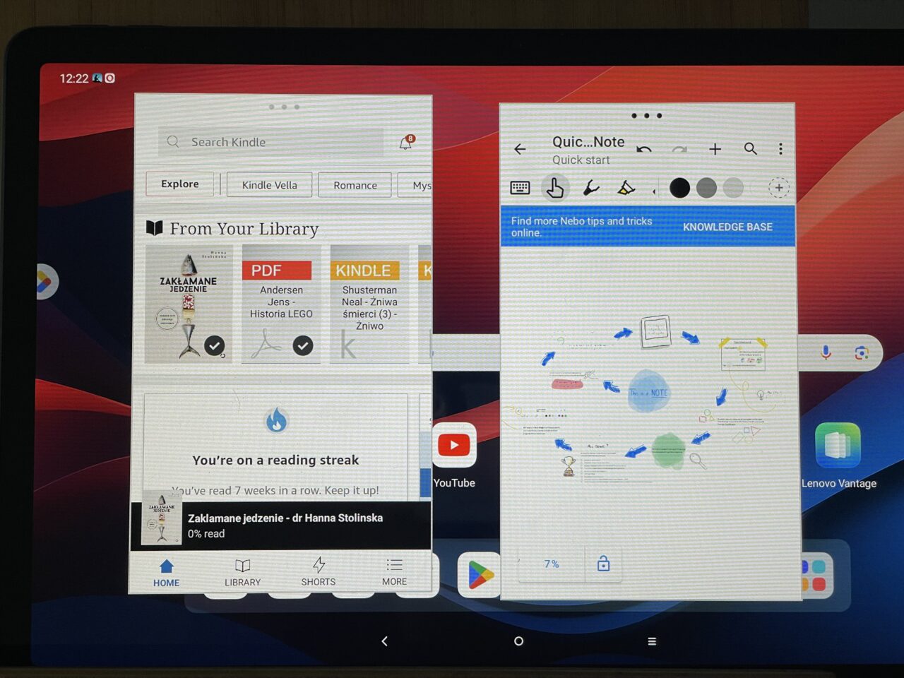 Tablet z wyświetlonymi dwoma przesuniętymi oknami aplikacji: po lewej aplikacja Kindle z widocznymi ebookami i komunikatem o serii czytelniczej, po prawej aplikacja do robienia notatek z diagramem.