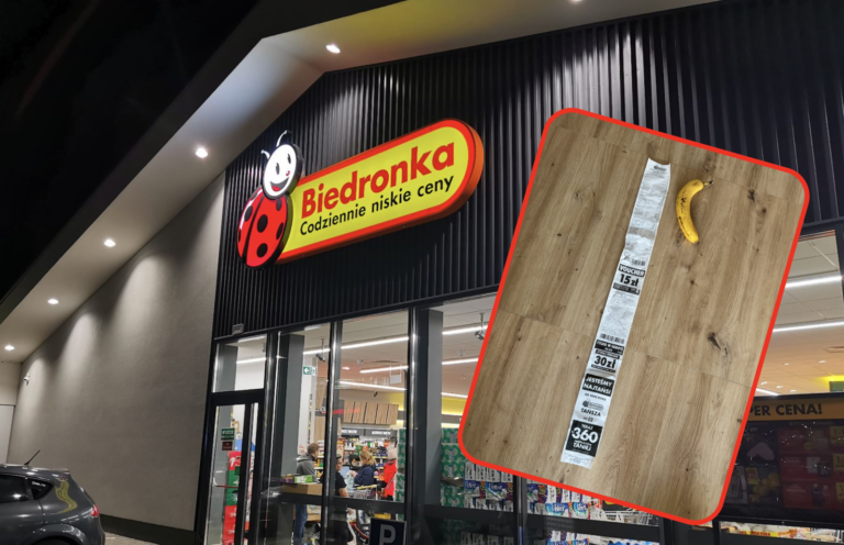 Widok na wejście do sklepu Biedronka nocą z charakterystycznym logo oraz fragment wewnętrzny sklepu z paragonem przyczepionym do drewnianej powierzchni obok pojedynczego banana.