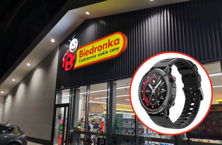 Zdjęcie przedstawia wejście do sklepu Biedronka wieczorową porą oraz w narożniku umieszczony jest obraz zegarka sportowego na czarnym pasku.