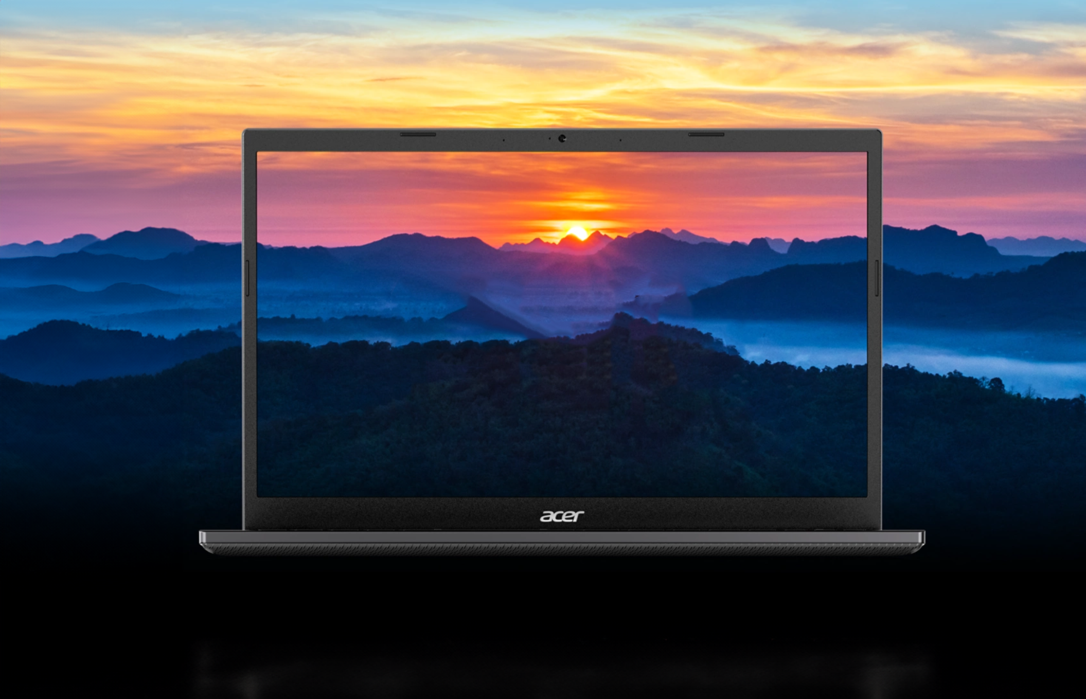 Laptop Acer przedstawiający zdjęcie wschodu słońca nad górskim łańcuchem i mglistą doliną.