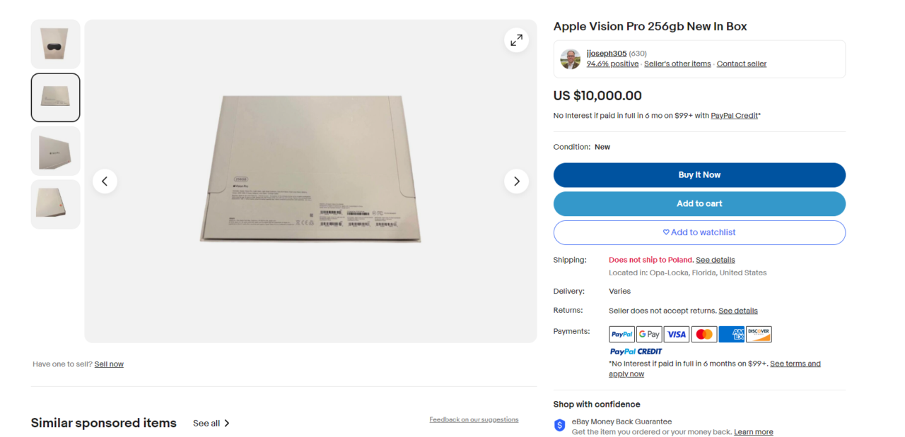 Zdjęcie pudełka Apple Vision Pro 256GB z opisem na stronie sprzedaży online, wyświetlającą cenę 10,000 dolarów amerykańskich i informacje o produkcie.