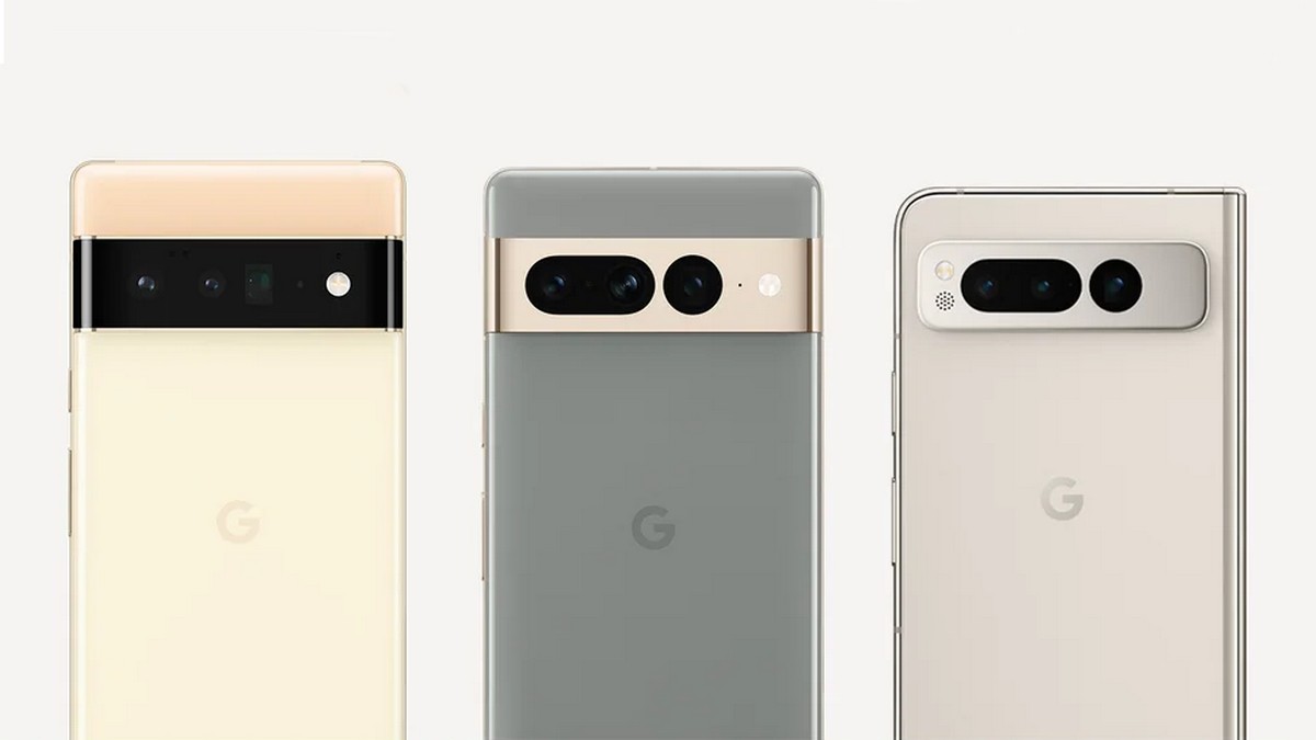 Trzy smartfony Google Pixel widziane z tyłu, z centralnie umieszczonymi aparatami i logo Google w dolnej części, w kolorach kremowym, szarym i białym.
