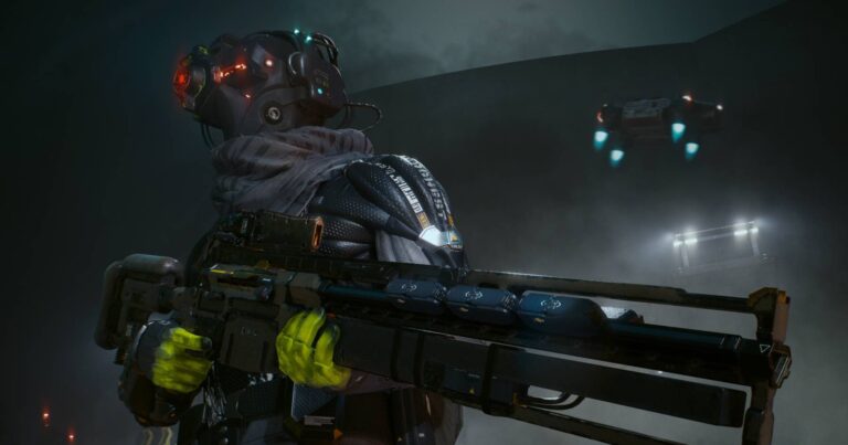 Postać z gry Cyberpunk Orion w kombinezonie futurystycznym i hełmie z oświetleniem, trzymająca wyposażenie z elektronicznymi elementami, z patrzącym dronem w tle w mrocznym, mglistym otoczeniu.