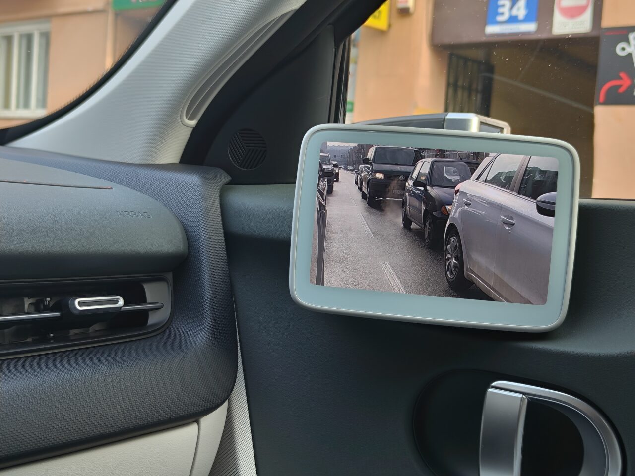 Przykładowy obraz z cyfrowych lusterek w Hyundai Ioniq 5 w trakcie jazdy miejskiej