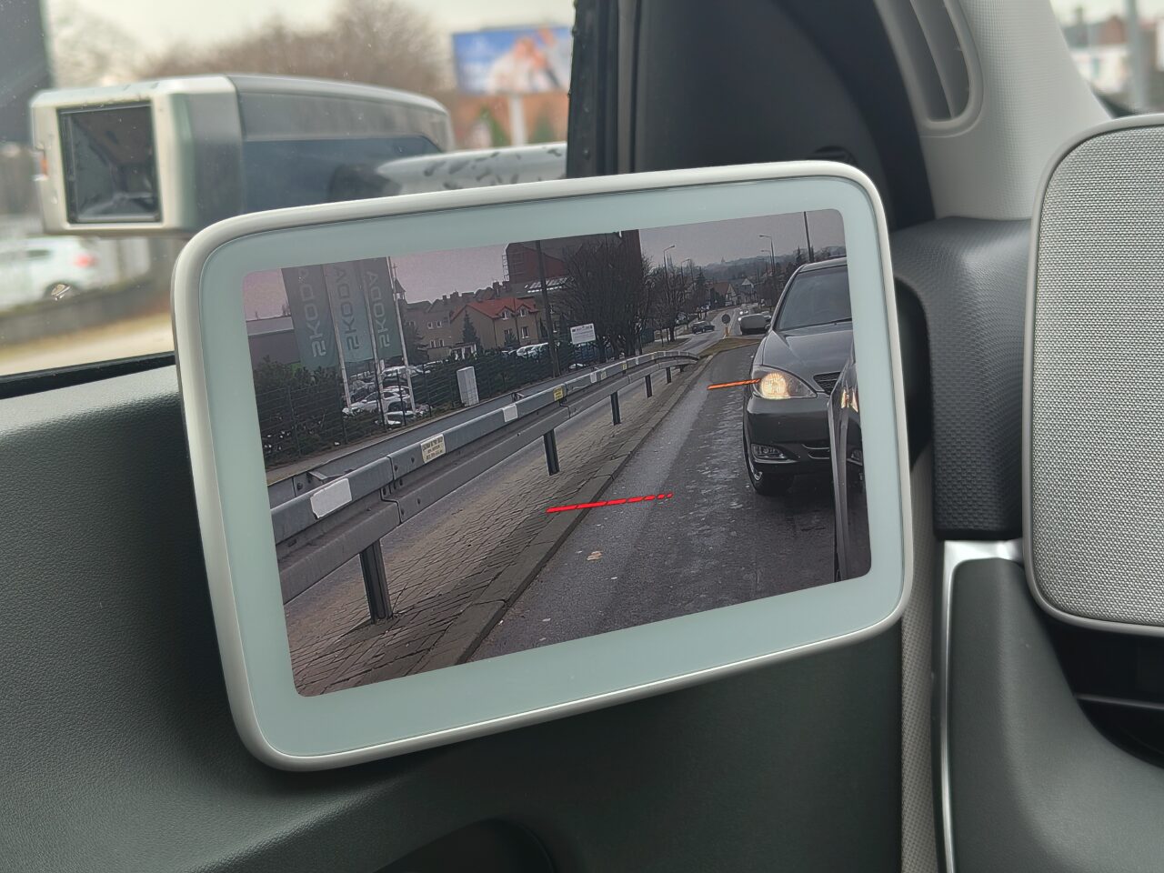Dodatkowe linie narzucone na obraz z cyfrowych lusterek w Hyundai Ioniq 5