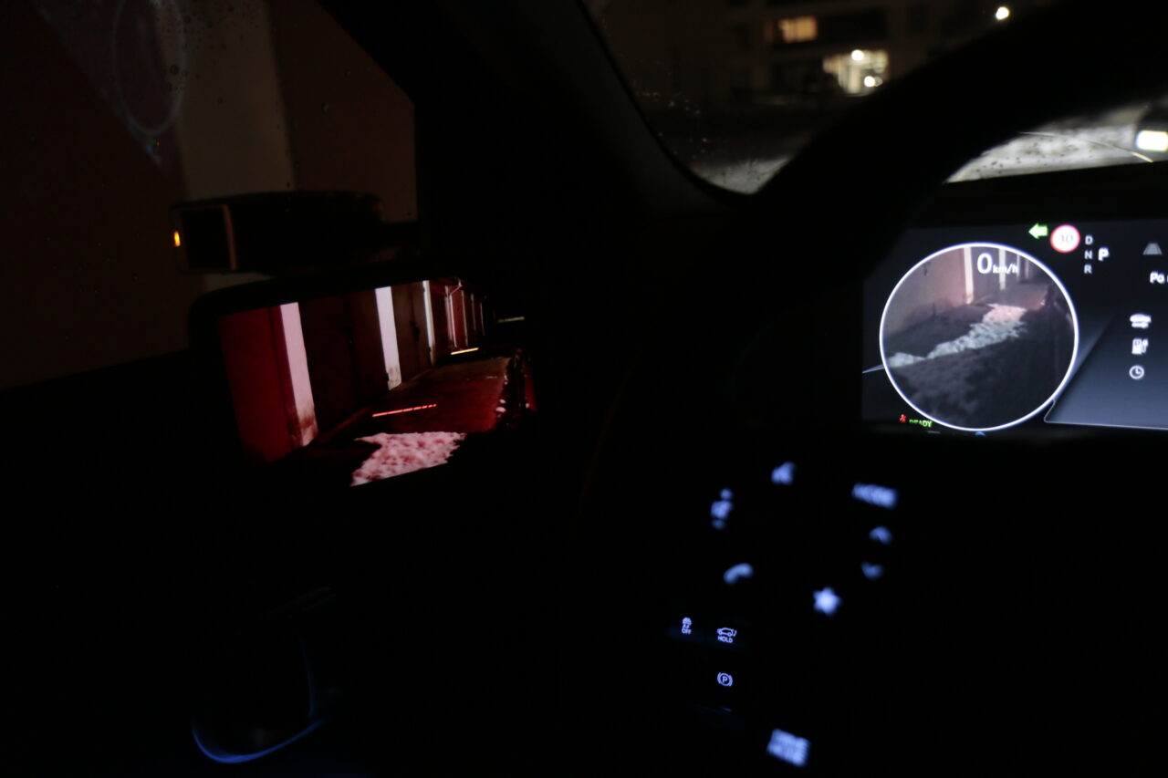 Cyfrowe lusterka z czytelnym obrazem na wyświetlaczu w nocy w Hyundai Ioniq 5