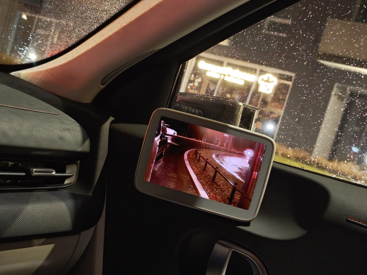 Czytelny obraz na wyświetlaczu cyfrowego lusterka w Hyundai Ioniq 5 podczas deszczu