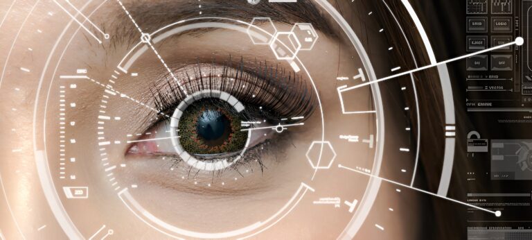 Zbliżenie ludzkiego oka z futurystycznymi grafikami interfejsu użytkownika deepfake nałożonymi cyfrowo na obraz, sugerującymi zaawansowaną technologię lub rozszerzoną rzeczywistość.