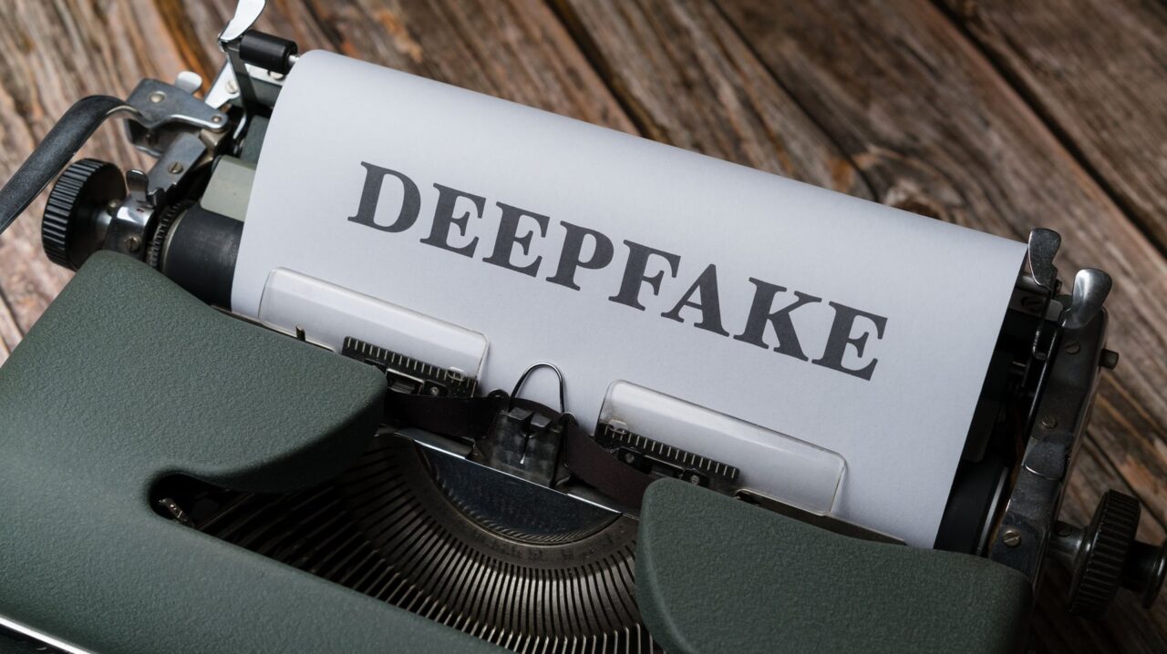 oszustwo deepfake kartka z napisem deepfake