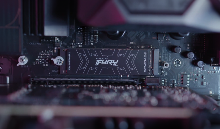 Moduł pamięci SSD marki Kingston FURY zainstalowany na płycie głównej komputera.
