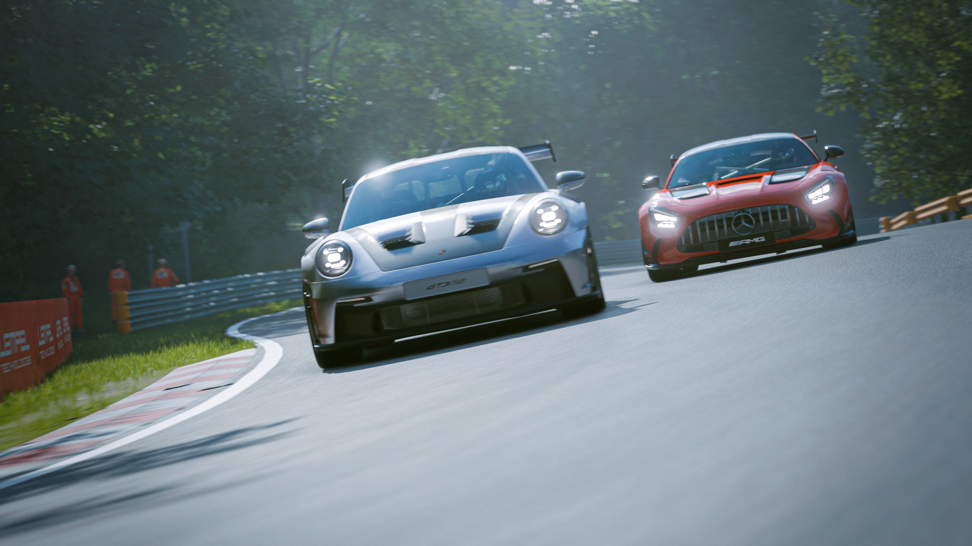 Dwa samochody sportowe – Porsche 911 GT3 na czele i Mercedes AMG GT – ścigają się na torze wyścigowym w grze Gran Turismo 7 w słoneczny dzień.