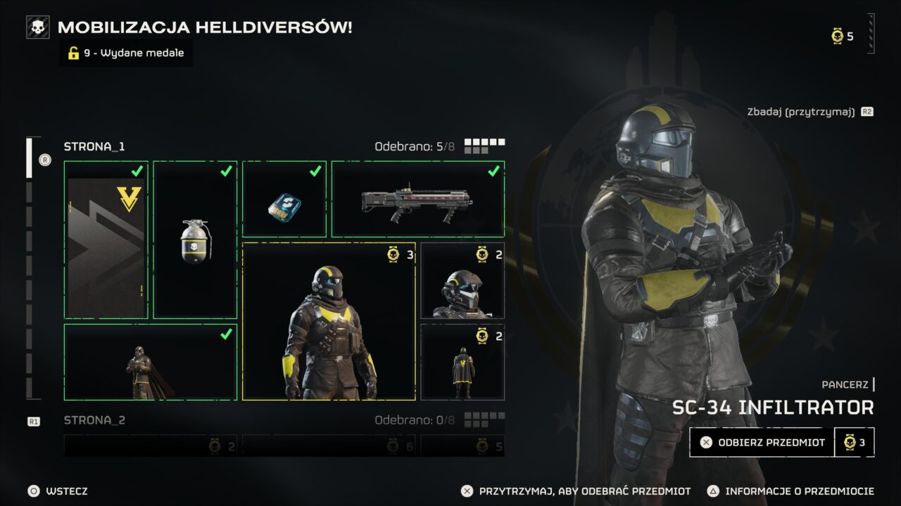 Ekran wyboru wyposażenia w grze komputerowej, pokazujący kosmicznego żołnierza w czarno-żółtym pancerzu i ekwipunek, takie jak broń i granaty. Na ekranie widoczne są ikony i statystyki przedmiotów oraz postaci.