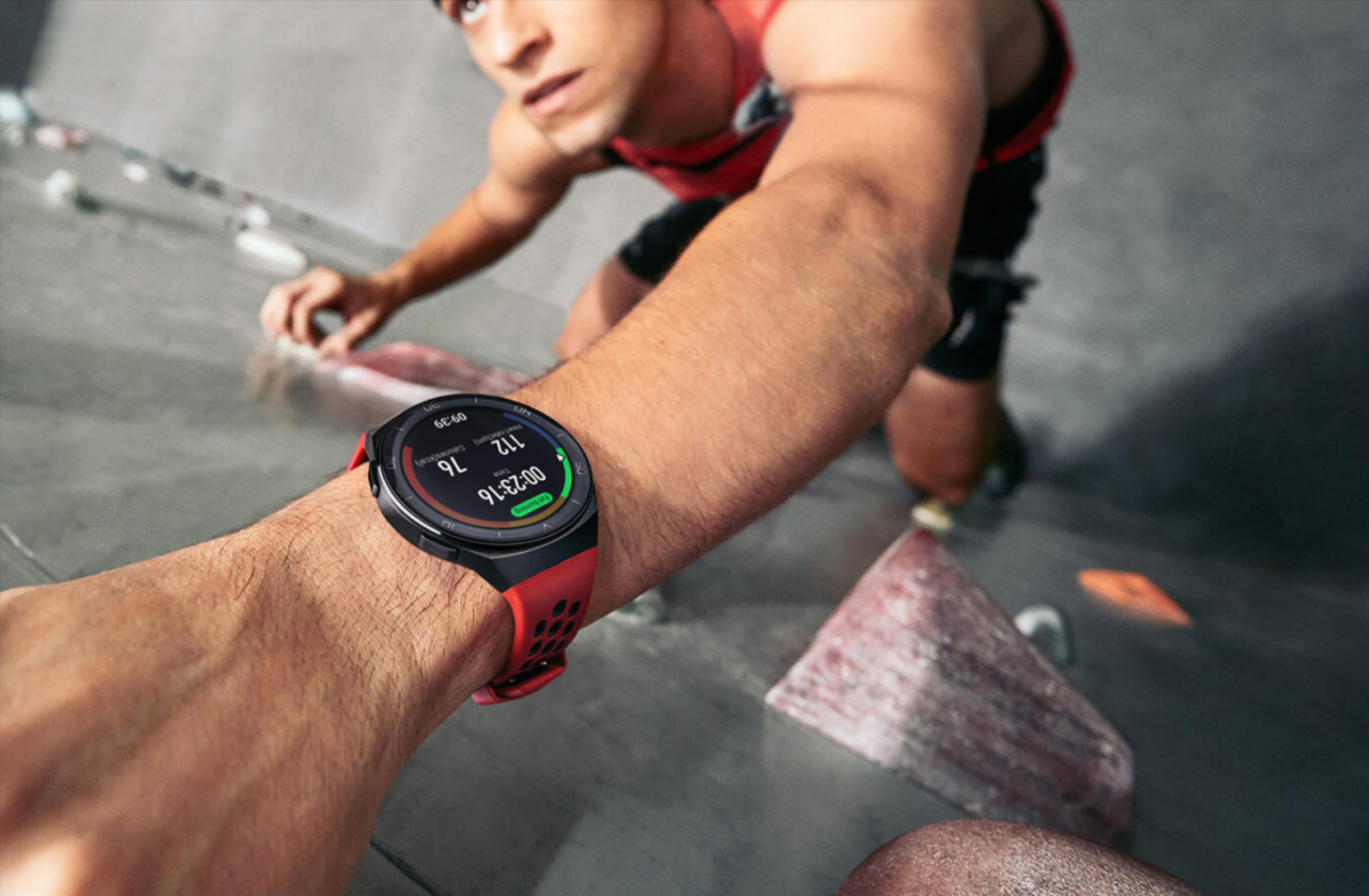 Subir usando o cotovelo para estabilizar enquanto visualiza a tela do smartwatch esportivo Huawei GT Watch 2e