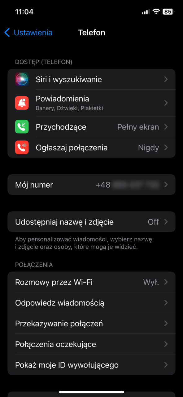 Zrzut ekranu menu ustawień telefonu na smartfonie, pokazujący różne opcje dotyczące połączeń głosowych, takie jak powiadomienia, przychodzące połączenia, ogłaszanie połączeń, oraz ustawienia personalizacji rozmów.