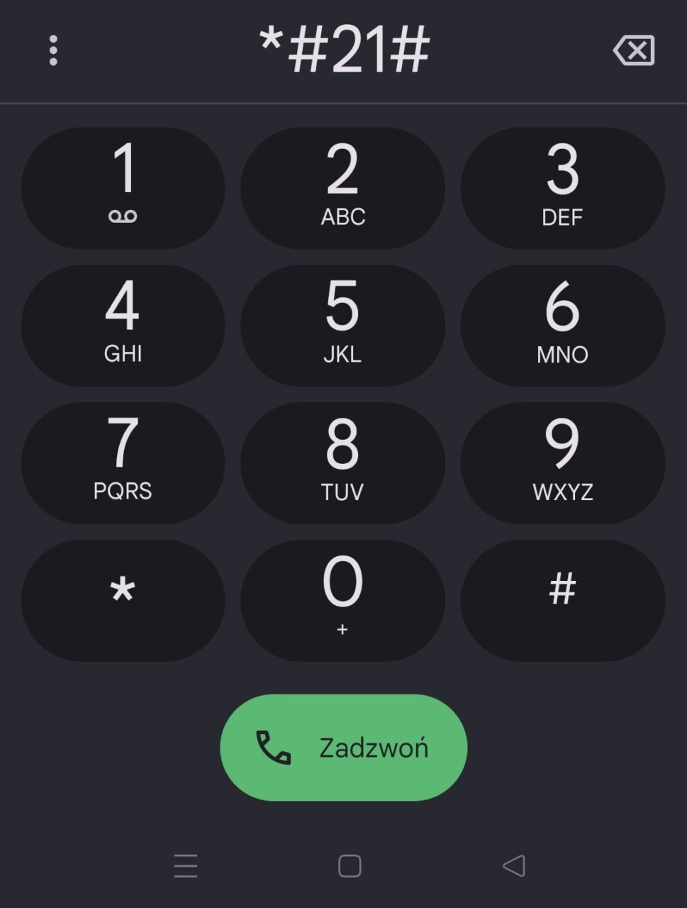 Interfejs klawiatury numerycznej telefonu z cyframi od 1 do 9, gwiazdką, zerem i krzyżykiem. Na górze ekranu wyświetlony jest wpisany kod: *#21#. Przycisk połączenia jest zielony z ikoną słuchawki i napisem "Zadzwoń".