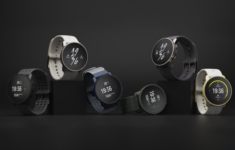 Kolekcja pięciu inteligentnych zegarków z różnymi paskami i cyferblatami na czarnym tle.