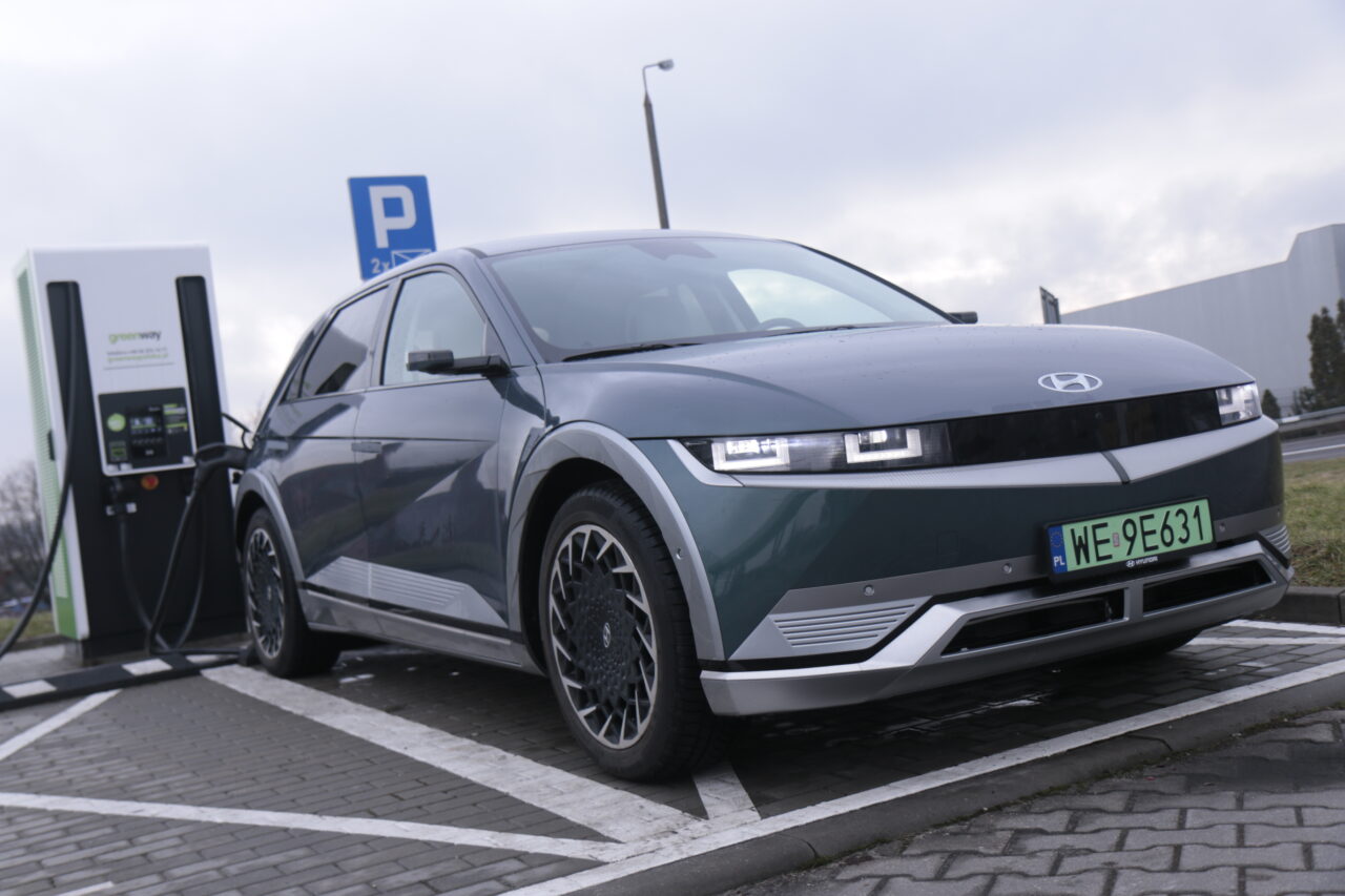 Używane auta elektryczne przyszłością motoryzacji? Ładowarki do samochodów elektrycznych na przykładzie Hyundai Ioniq 5 przy stacji Greenway.