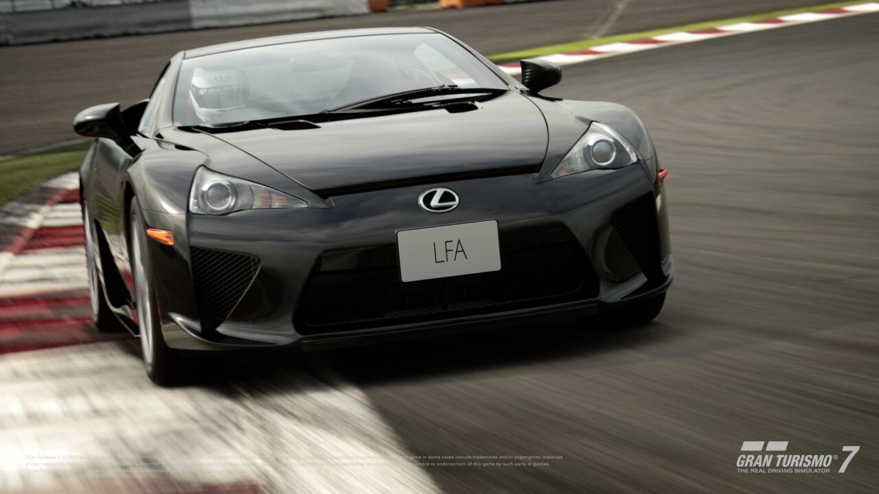 Czarny samochód Lexus LFA na torze wyścigowym w grze Gran Turismo 7, dynamicznie pokonujący zakręt.