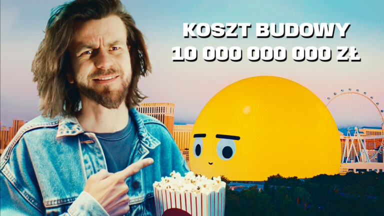 Mężczyzna w dżinsowej kurtce trzymający kubeł popcornu, wskazujący na duże żółte emoji z budynkami w tle i napisem "KOSZT BUDOWY 10 000 000 000 ZŁ".