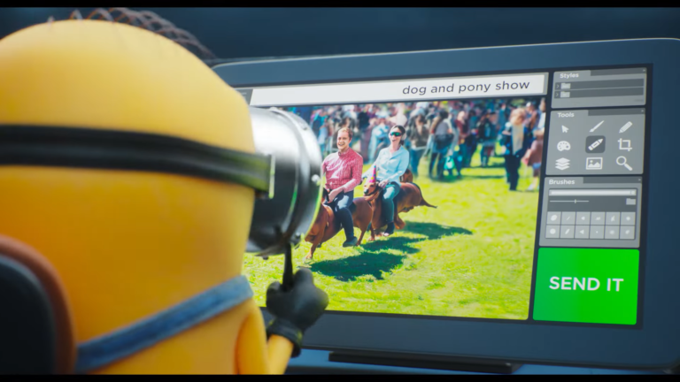 Animowana postać Minionka używa komputera z ekranem, na którym wyświetlany jest obraz dwóch osób jeżdżących na zabawkowych koniach z tekstem "dog and pony show". Obok znajduje się interfejs z ikonami narzędzi i zielonym przyciskiem "SEND IT". Reklama na Super Bowl 2024