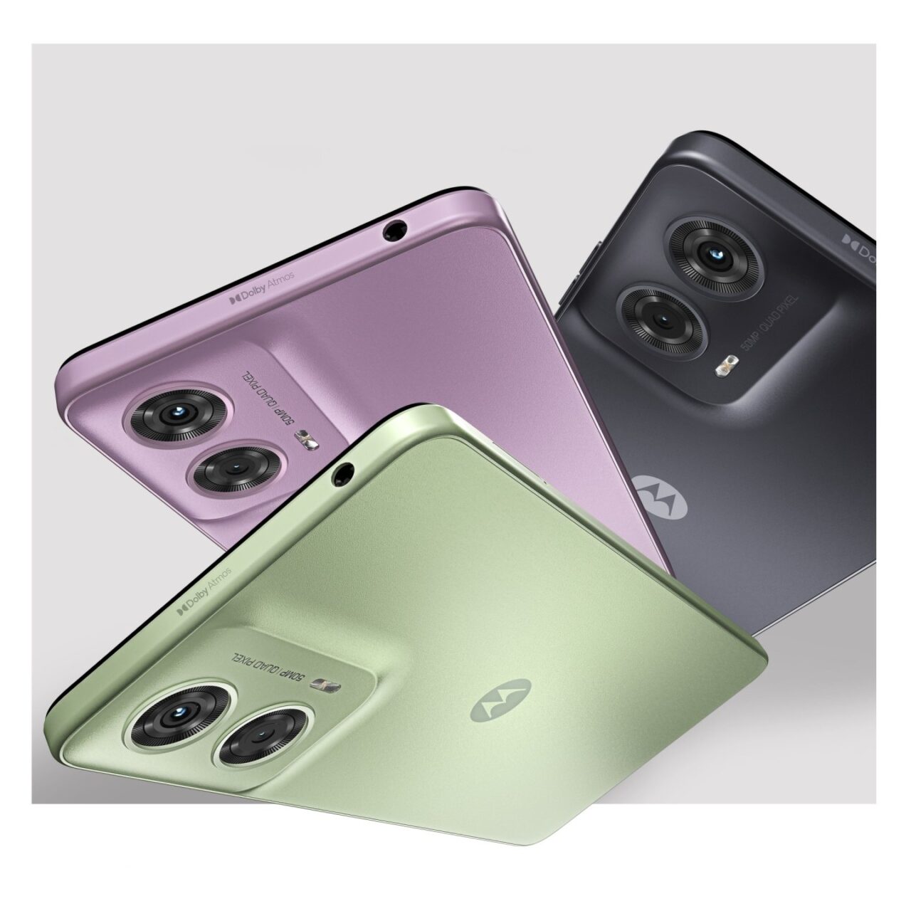 Trzy smartfony w różnych kolorach ułożone jeden na drugim, z wystającymi modułami potrójnych aparatów fotograficznych i logo producenta na tylnej obudowie.