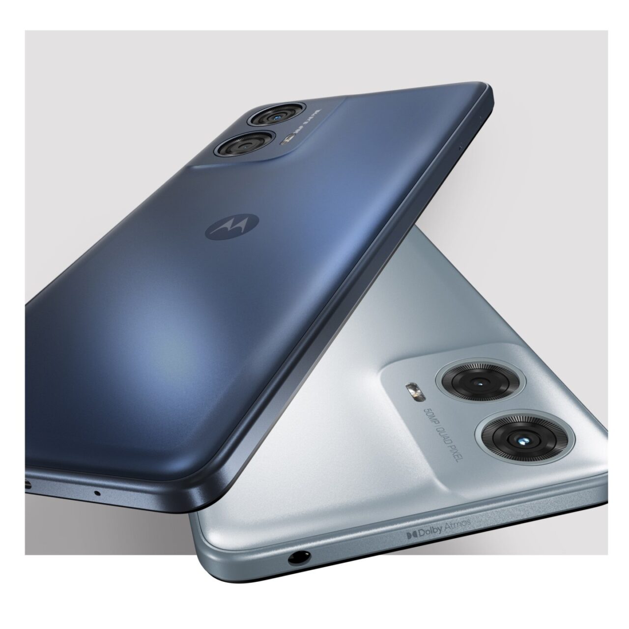 Dwa smartfony Motorola, jeden niebieski, drugi srebrny, z potrójnymi aparatami umieszczonymi w górnym lewym rogu, położone skośnie jeden na drugim.