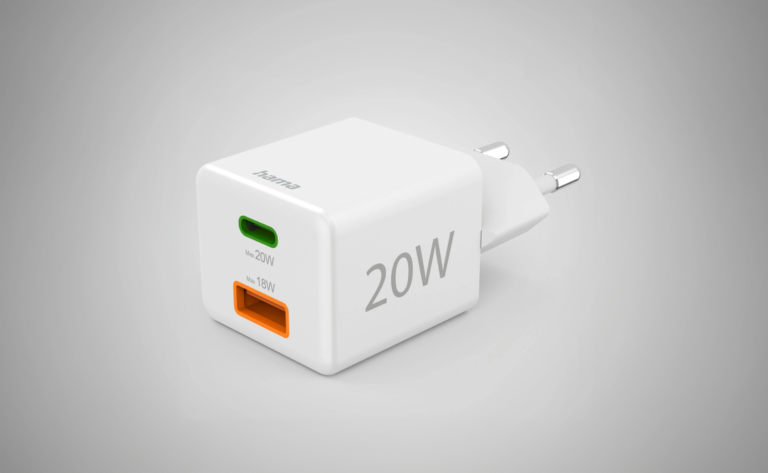 Biała ładowarka sieciowa USB-C o mocy 20W z jednym zielonym i jednym pomarańczowym portem, na szarym tle.