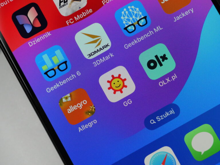 Zbliżenie ekranu smartfona wyświetlającego kolorowe ikony aplikacji, w tym Geekbench 6, Allegro i OLX.pl.