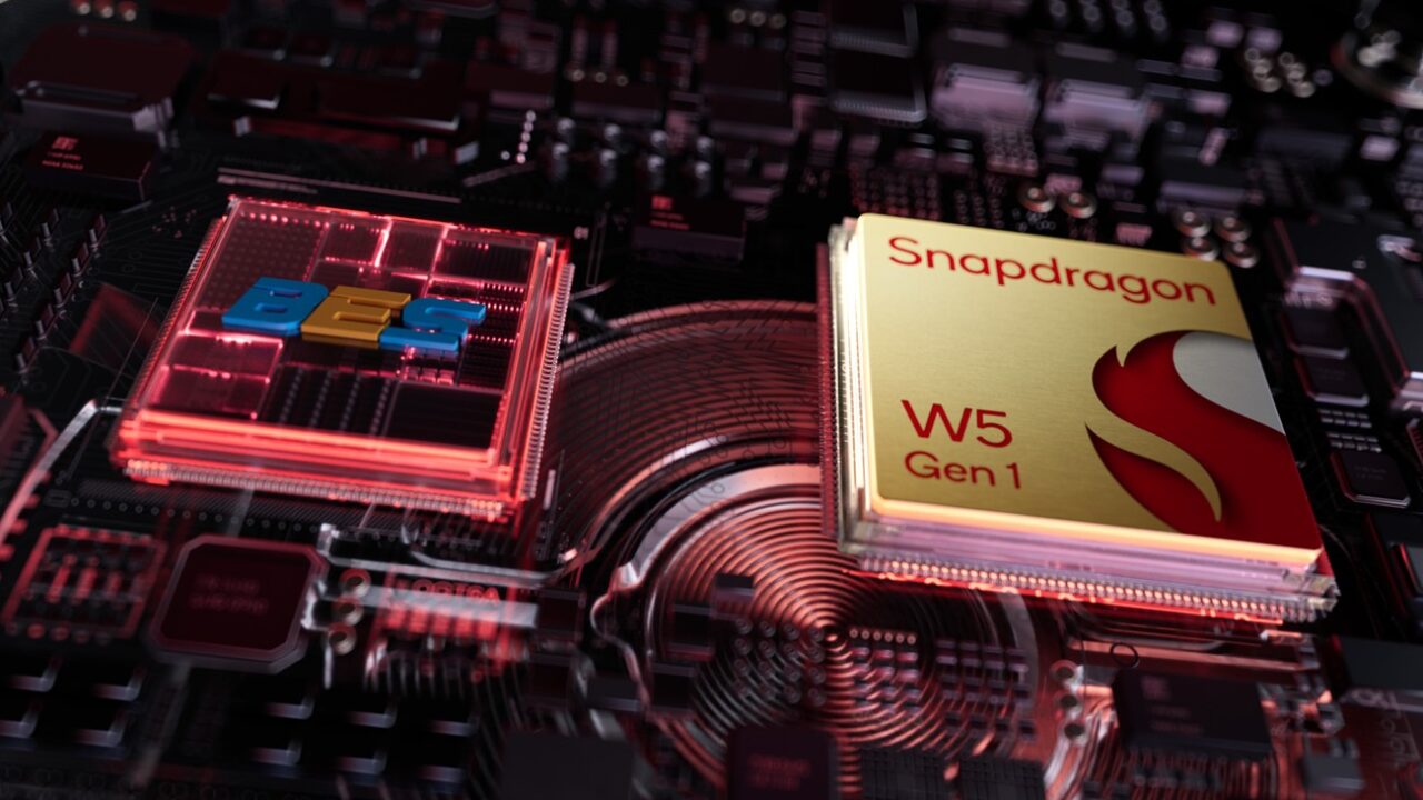 Płytka drukowana z mikroprocesorem Snapdragon W5 Gen 1 w kolorze złoto-czerwonym i innym układem scalonym oznaczonym jako 5G.