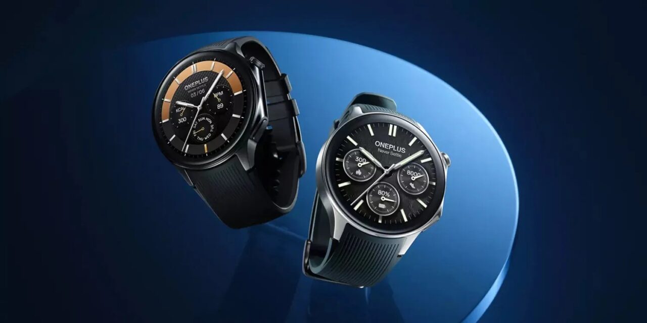 Dwa inteligentne zegarki OnePlus Watch 2 na niebieskim tle, jeden z czarnym paskiem i złotym cyferblatem, a drugi z niebieskim paskiem i czarnym cyferblatem.