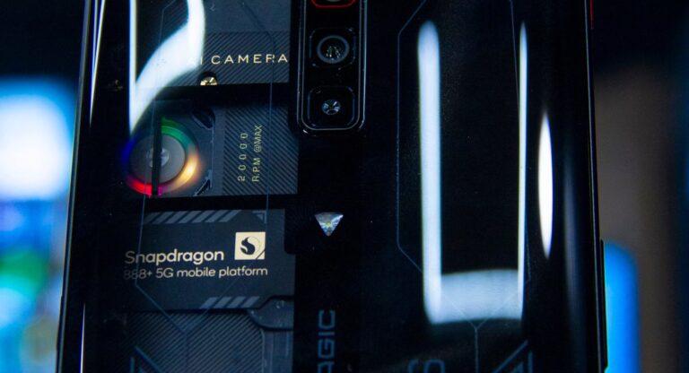 smartfon z przeźroczystą obudową i widocznym procesorem Snapdragon