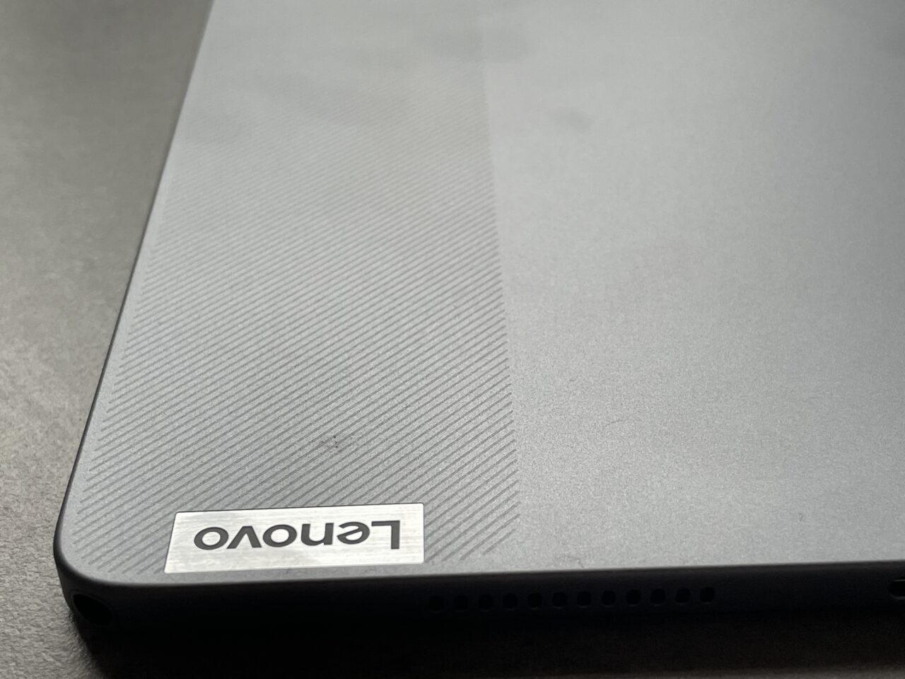 Recenzja Lenovo tab m11. Tylny panel. Plecki urządzenia