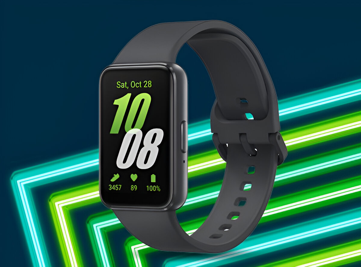 Czarny smartwatch Samsung Galaxy Fit 3 z wyświetlaczem pokazującym czas i wskaźniki aktywności na tle w odcieniach niebieskiego z zielonymi liniami świetlnymi.