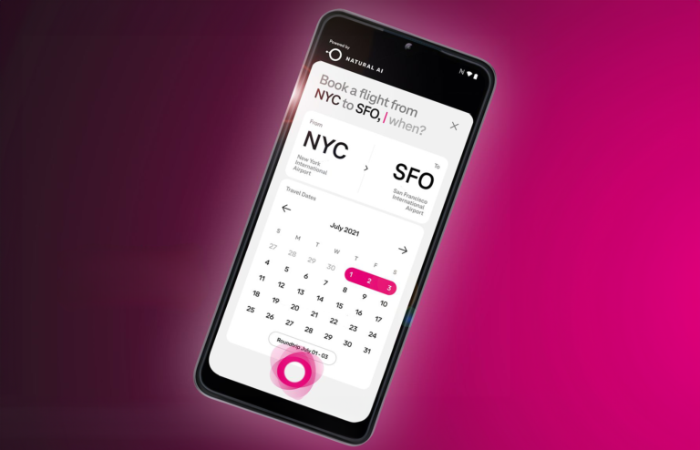 Smartfon wyświetlający aplikację do rezerwacji lotów z Nowego Jorku (NYC) do San Francisco (SFO), z kalendarzem wybranych dat podróży na lipiec 2021.