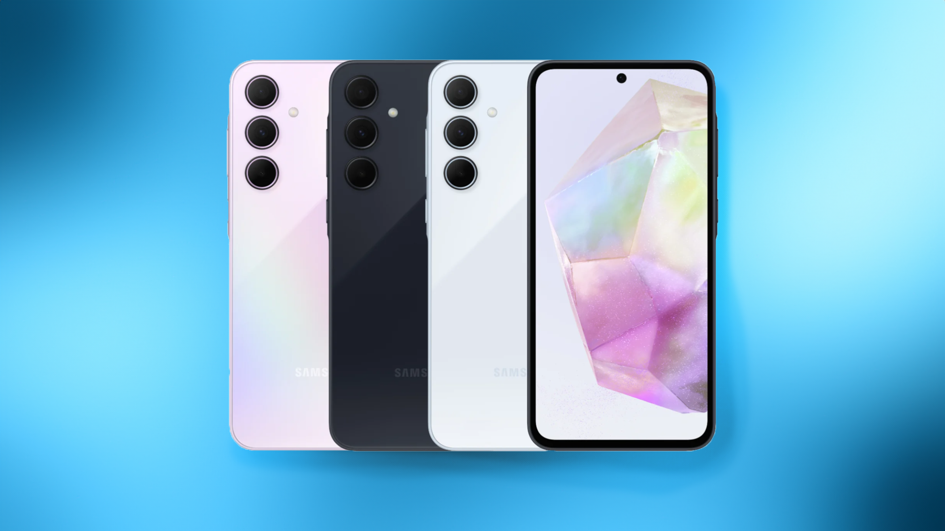 Trzy smartfony Samsung w różnych kolorach ułożone obok siebie na niebieskim tle z widokiem z tyłu oraz jeden smartfon Samsung widokiem z przodu po prawej stronie.