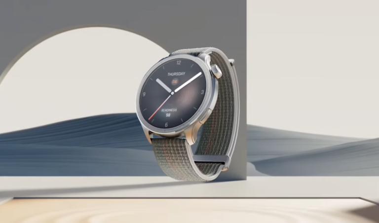 Elegancki zegarek na srebrnej siateczkowej bransolecie z czarną tarczą pokazującą godzinę, datę oraz wskaźnik gotowości, prezentowany na tle w odcieniach szarości i bieli.