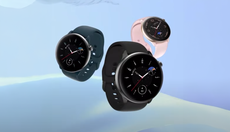 Trzy inteligentne zegarki z cyfrowymi tarczami, prezentowane w powietrzu na tle rozmytego niebieskiego gradientu.