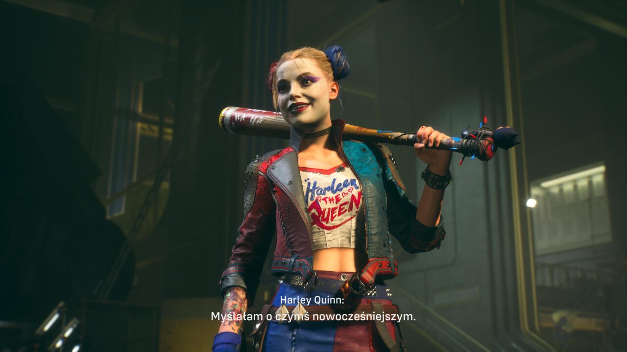 Postać przypominająca Harley Quinn z gry wideo Suicide Squad: Kill the Justice League, trzymająca kij bejsbolowy, z tekstem "Myślałam o czymś nowocześniejszym." na dole obrazu.