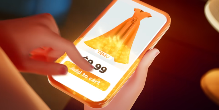 Ręka osoby obsługującej smartfon z otwartą aplikacją zakupową Temu przedstawiającą pomarańczową sukienkę i przycisk "Dodaj do koszyka", z ceną 4,99.