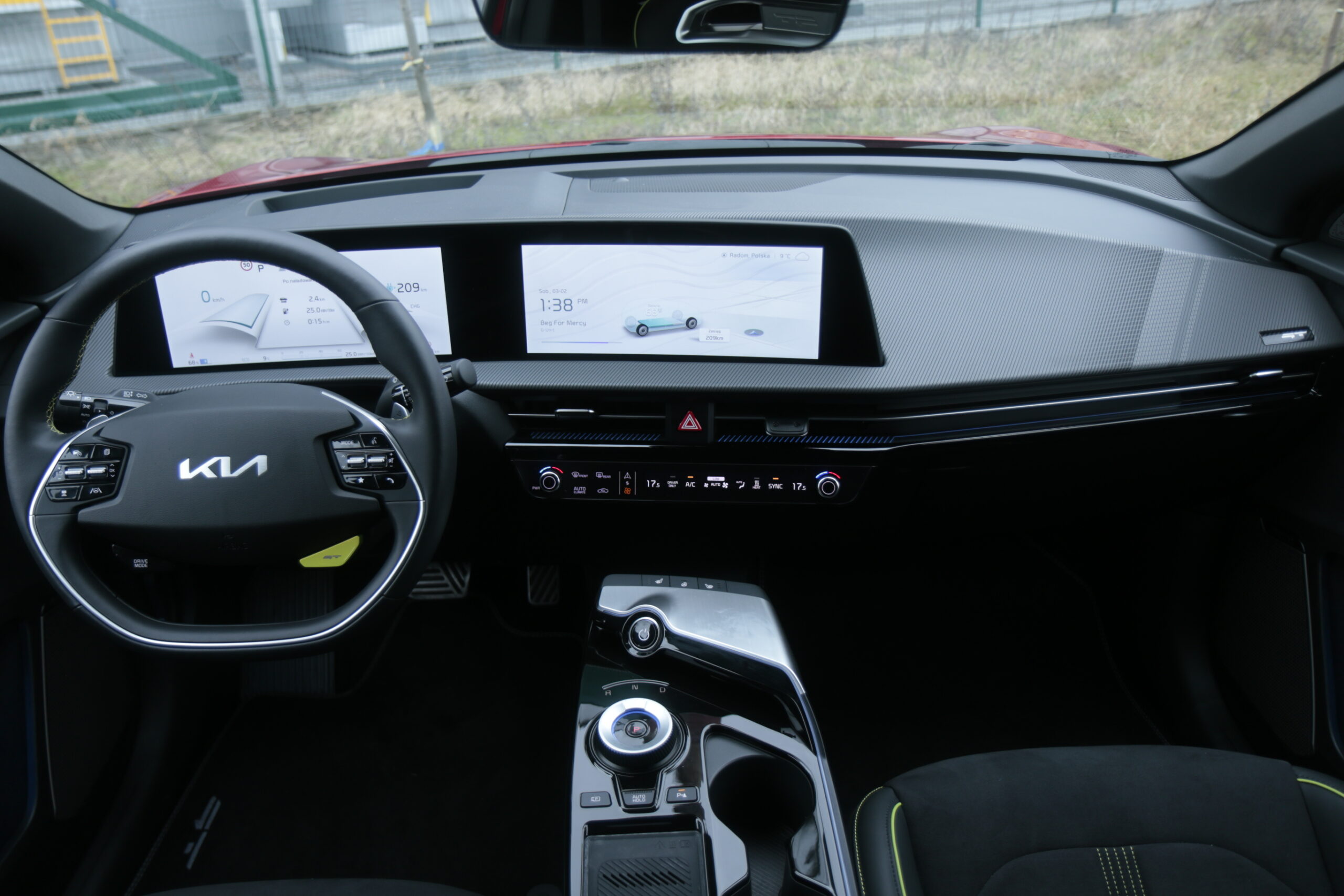 Deska rozdzielcza testowanej Kia EV6 GT z widokiem na kierownicę i podwójny wyświetlacz deski rozdzielczej.