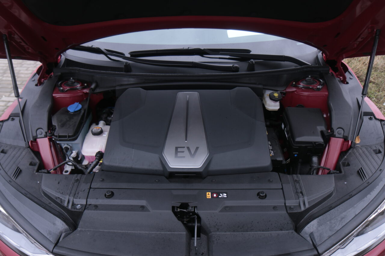 Przedni bagażnik w testowanej Kia EV6 GT