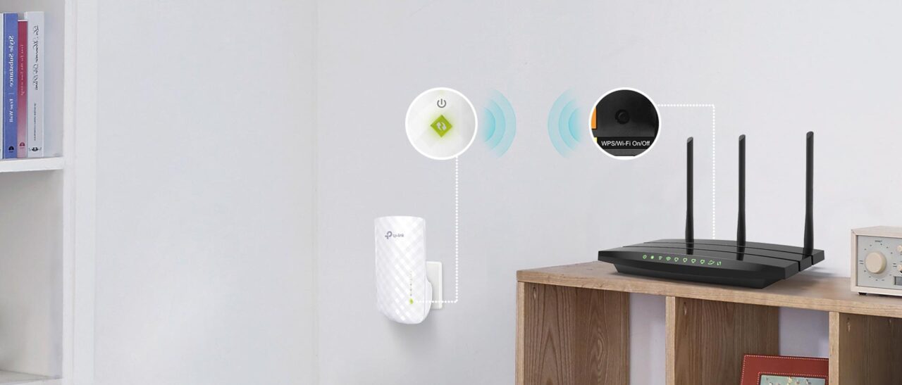 Współczesne urządzenie wzmacniacza sygnału Wi-Fi zamontowane w gniazdku elektrycznym na ścianie oraz router z czterema antenami na drewnianym stoliku, obydwa pokazujące graficzne przedstawienie rozprzestrzeniania się sygnału bezprzewodowego.