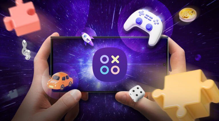 Ręce trzymające smartfon z ekranem wyświetlającym symbole koła, krzyżyka i kwadratów, otoczone przez elementy gier, takie jak kontroler, figurki, kości do gry i moneta, z kosmicznym tłem.