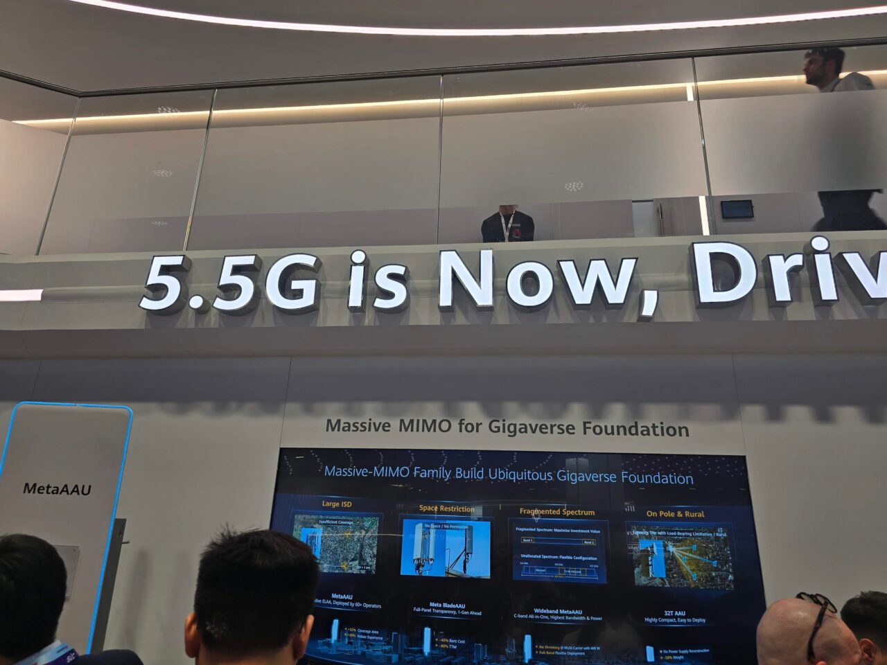 Stoisko Huawei 5.5G na targach MWC 2024 z hasłem "5.5G is Now, Driving the Future" oraz prezentacją technologii Massive MIMO dla Gigaverse Foundation.