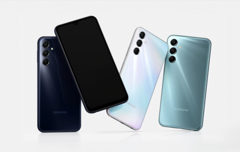 Trzy smartfony Samsung w pionowej orientacji z widocznymi tylnymi i przednimi aparatami, w kolorach czarnym, białym z poświatą i niebieskim.