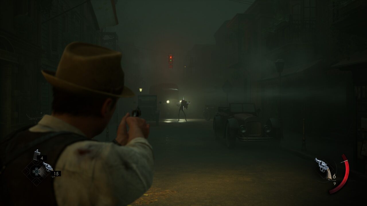 Postać w kapeluszu celuje z pistoletu w stronę dwóch ludzi na zamglonej, miejskiej ulicy z zabytkowymi samochodami w tle, widok z trzeciej osoby w grze komputerowej.