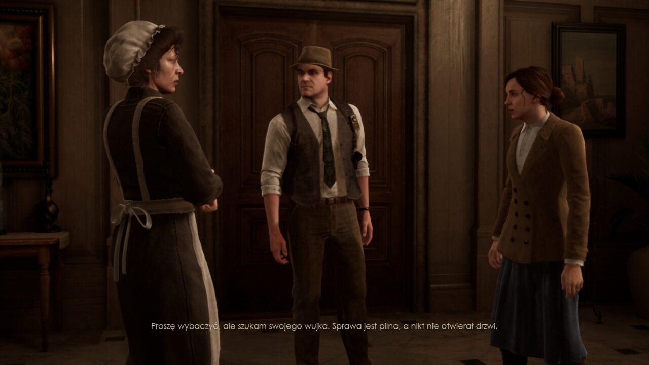 Trzy postacie w stylu początku XX wieku rozmawiają w eleganckim pomieszczeniu; kobieta w służbowym stroju, mężczyzna w kapeluszu i kobieta w brązowym żakiecie. Na dole ekranu widnieje tekst w języku polskim.